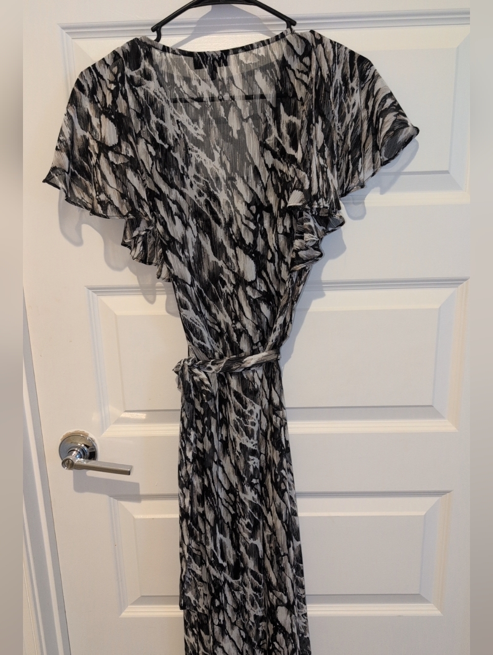 MSK Black and White Printed Flutter-Sleeve Maxi Dress